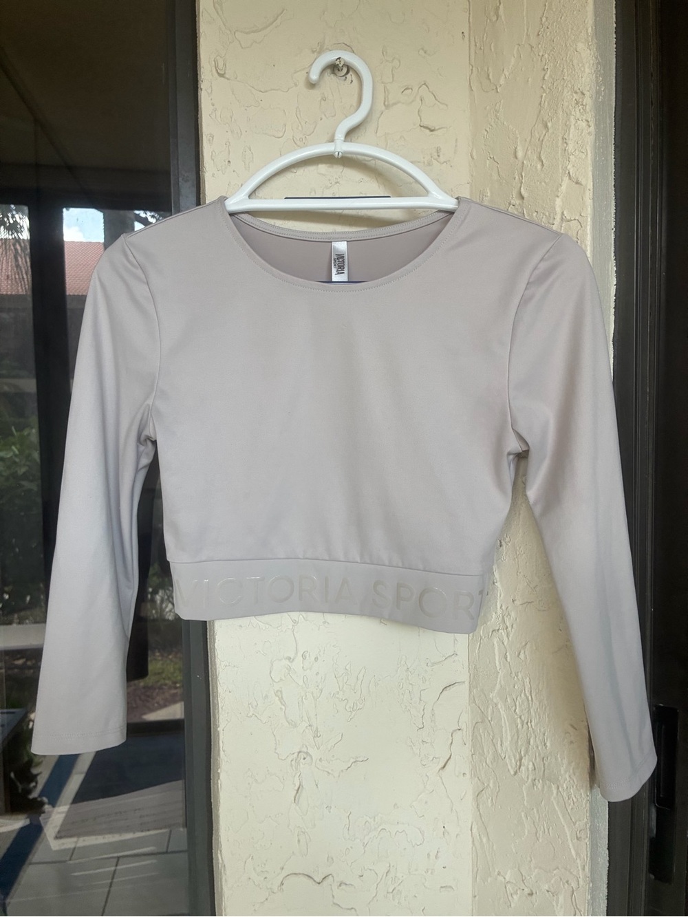 Victoria Sport Light Gray Long Sleeve Cropped Activewear Top - Size XS